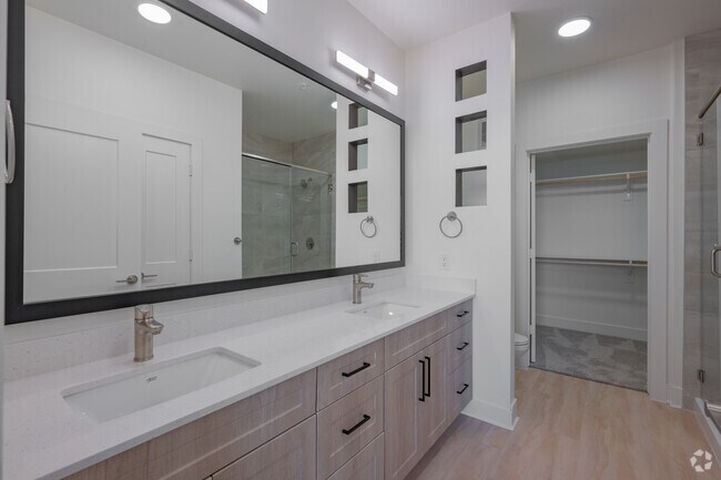 2BR, 2BA - 1,377SF - Bathroom 2 - Magnolia on Main