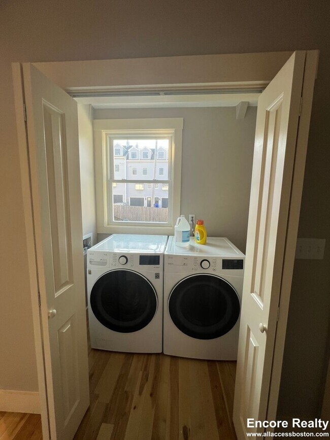 Foto del edificio - Two story 4 bed with in unit laundry