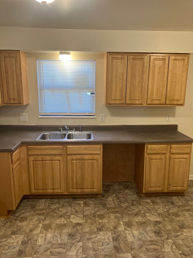 Townhome kitchen - College Hill Apartments
