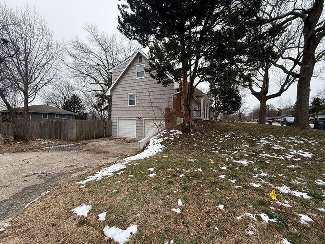 Foto del edificio - 3BR/2.5BA Duplex w/ 1-Car Garage + Fenced Yard