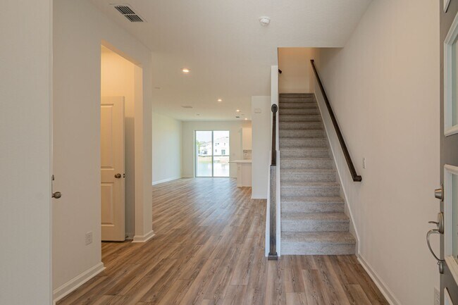 Foto del edificio - Almost Brand New 3 beds 2.5 baths in East ...