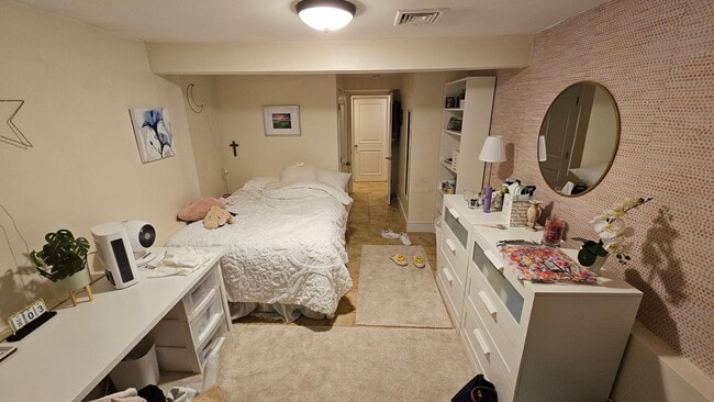 Building Photo - Gorgeous Apt in BC's Best Off-Campus Location! Available for 9/1/27!