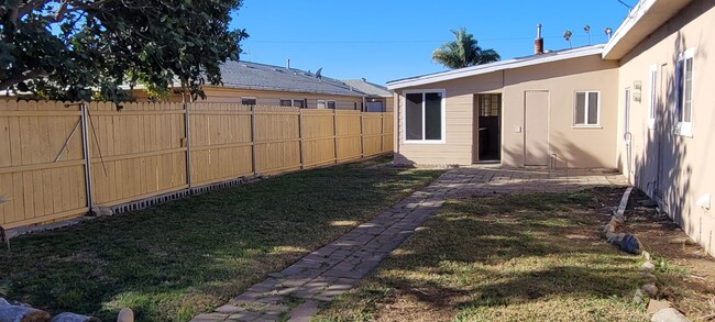 Building Photo - Midtown Ventura 2+1 Duplex with 2-Car gara...