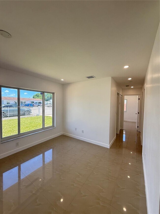 Foto del edificio - 4172 NW 201st St