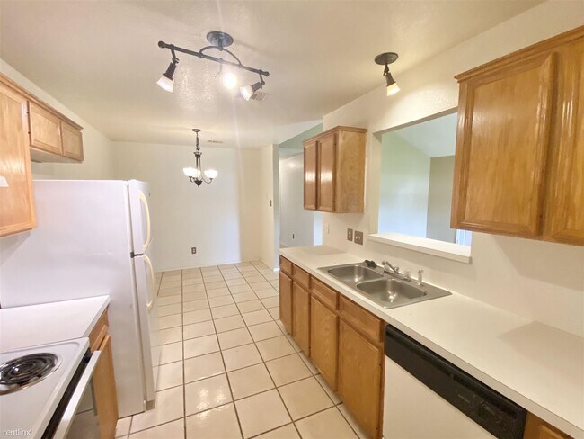 Building Photo - 3 br, 2 bath Duplex - 4605 Wade Dr B