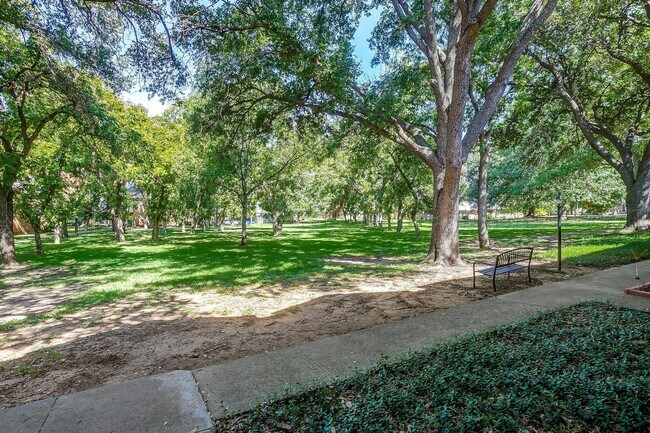Building Photo - Gorgeous 3 bedroom, 3 bath Duplex in lovel...