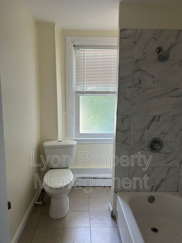 Building Photo - 55 Kossuth St