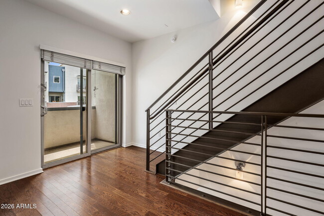 Building Photo - 525 W Lakeside Dr