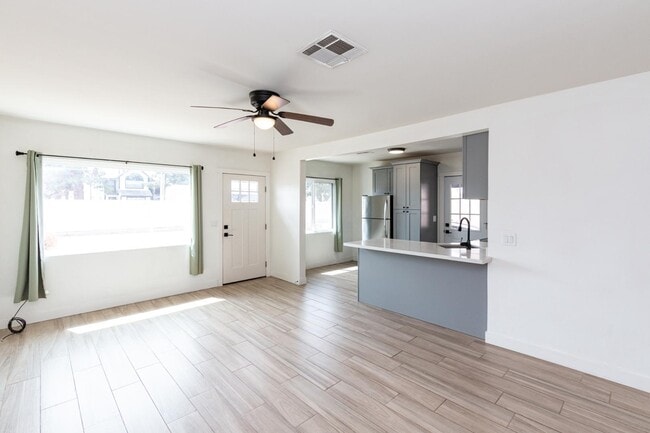 Photo - 114 E Elliot Rd Apartment