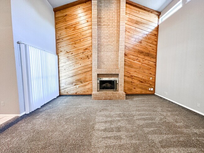 Building Photo - Newly Updated 2 Story Duplex
