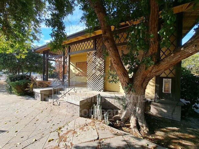 Foto del edificio - 803 E La Sierra Dr