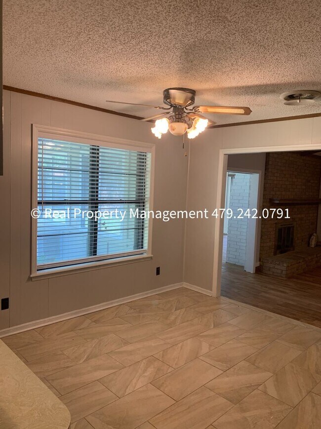 Building Photo - COMING IN NOVEMBER! Charming 3 bed 2 bath ...