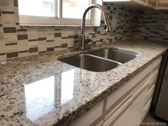 Foto del edificio - 2246 W 74th St