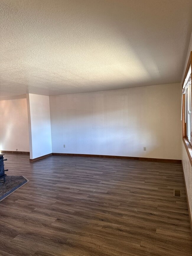 Foto del edificio - RV Parking, SMALL DOG OK, NE 3 Bdrm, 2 Bath House, All Appliances, Wood Stove, Dbl. Garage