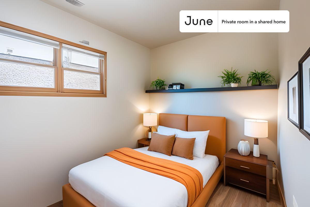 Foto principal - Private bedroom in 3 bed/2 bath Home