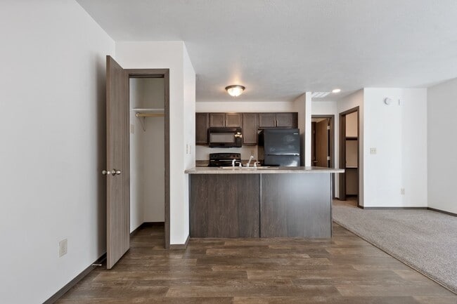 Building Photo - Creekside Commons