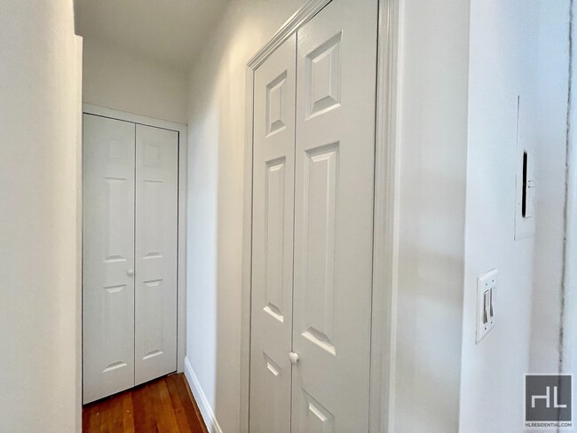 Foto del edificio - Pet-friendly one bedroom located in Astoria