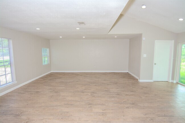 Foto del edificio - 9311 Golden Wood Ln