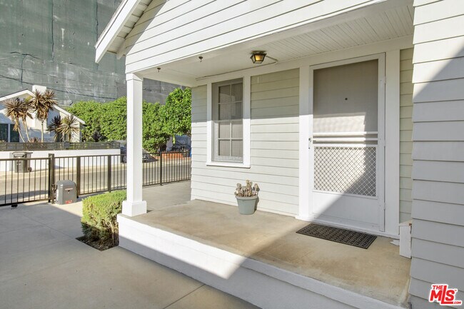 Building Photo - 3860 Goldwyn Terrace