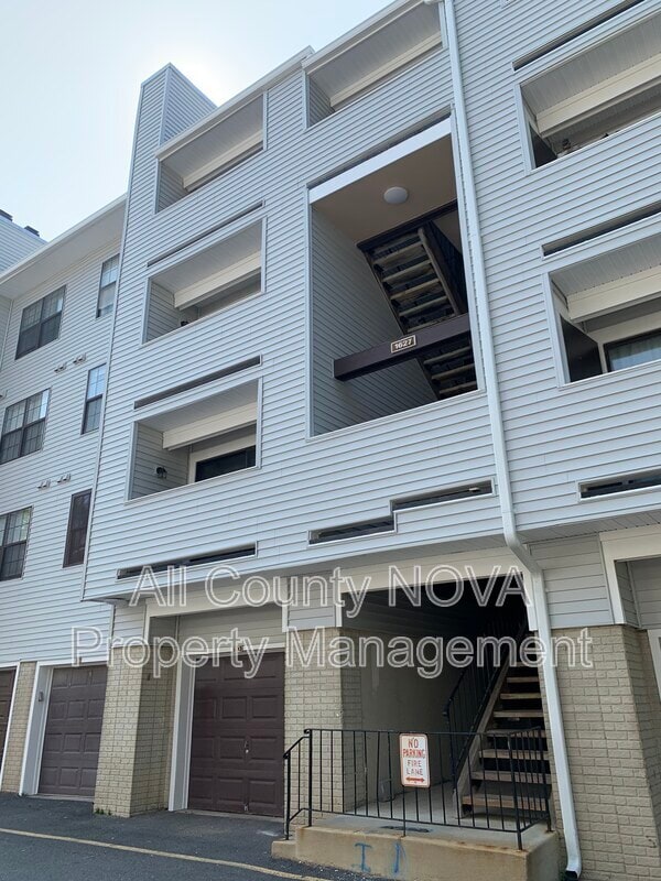 Building Photo - 1611 Carriage House Terrace