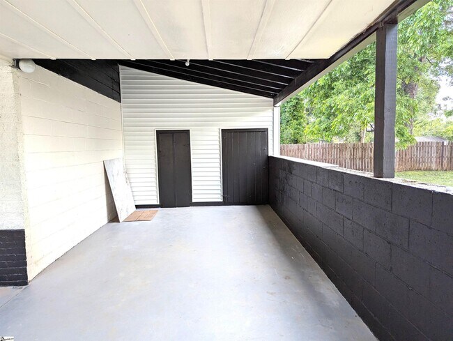 Building Photo - 2115 Oakhurst Cir