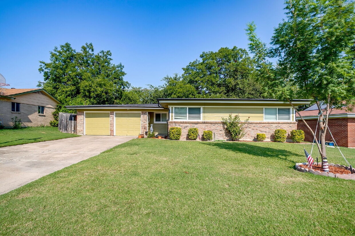 Primary Photo - Coming Soon! MCM Benbrook Retreat