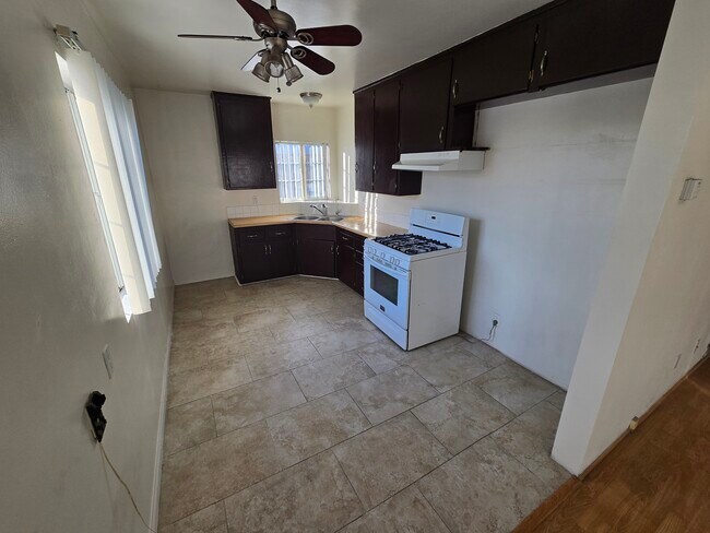 Foto del edificio - 335 E Providencia Ave