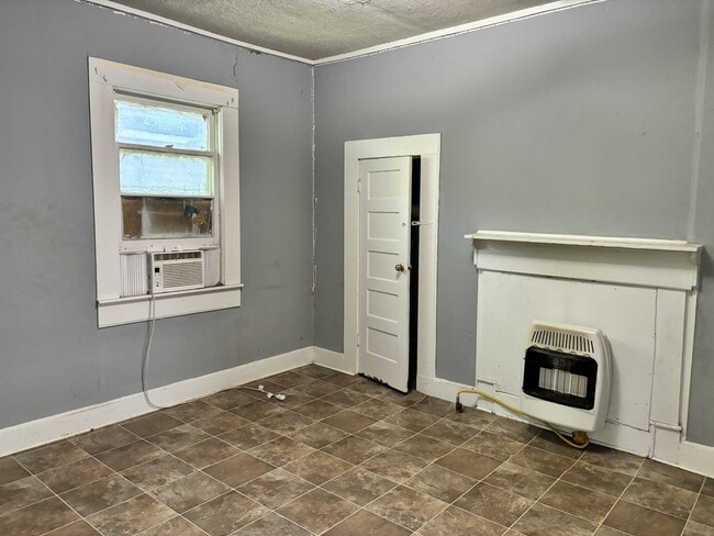 bedroom - 537 Perry Ave