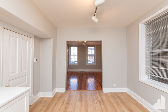 Building Photo - 2334 N Southport Ave
