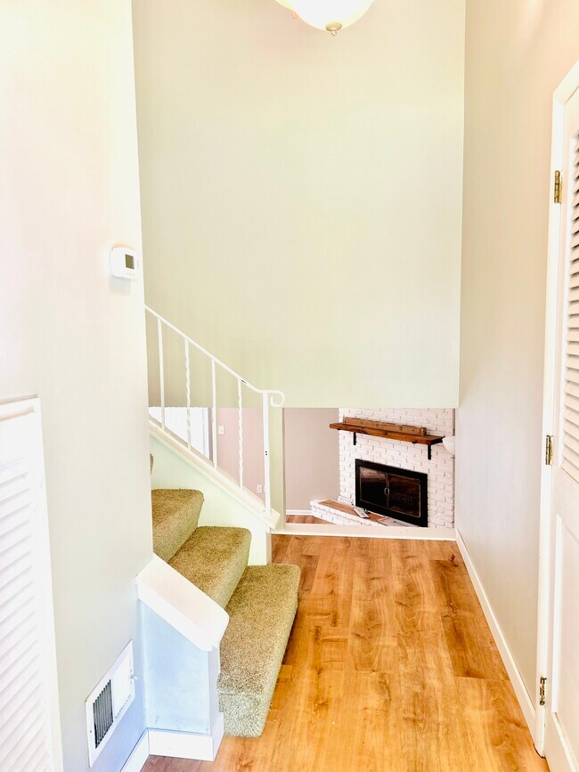 Building Photo - 2572 Lydiard Ave