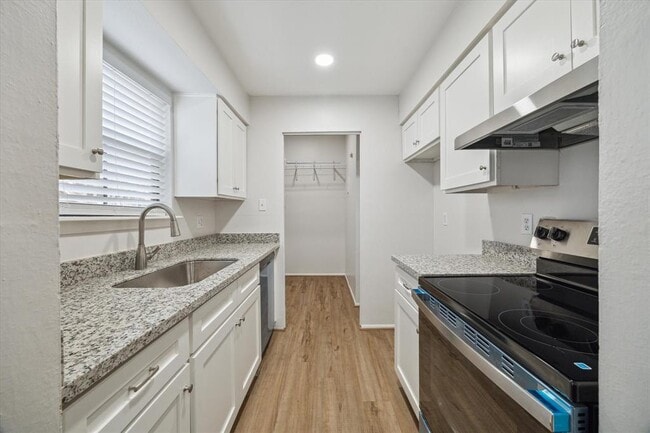 Building Photo - 5001 Lamonte Ln
