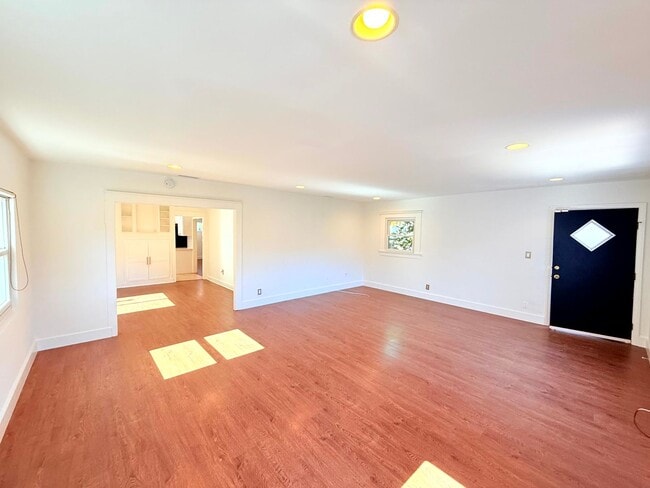 Building Photo - 4447 Lockwood Ave