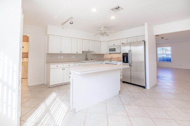 Foto del edificio - 527 W Jasmine Dr