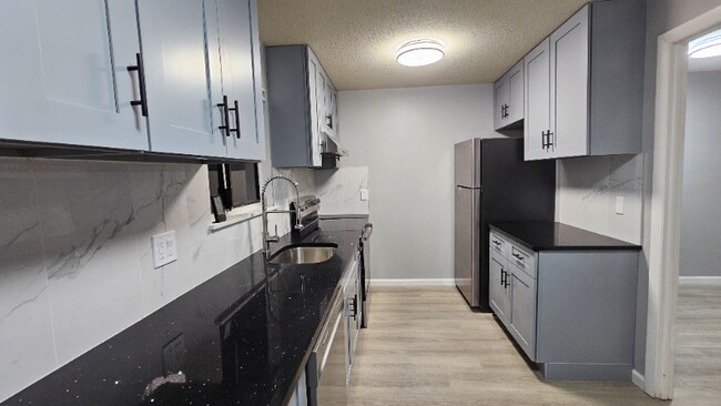 Foto del edificio - 266 High Path Rd