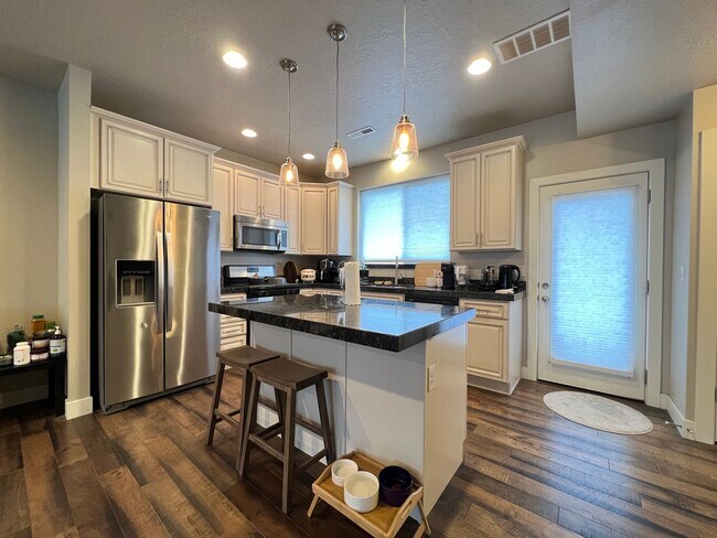 Foto del edificio - 3 Bed/ 3 Bath Townhome in Draper!