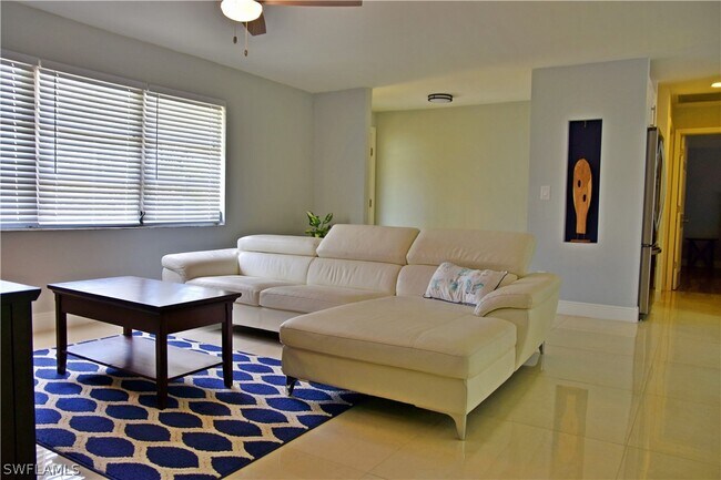 Foto del edificio - 929 N Town and River Dr