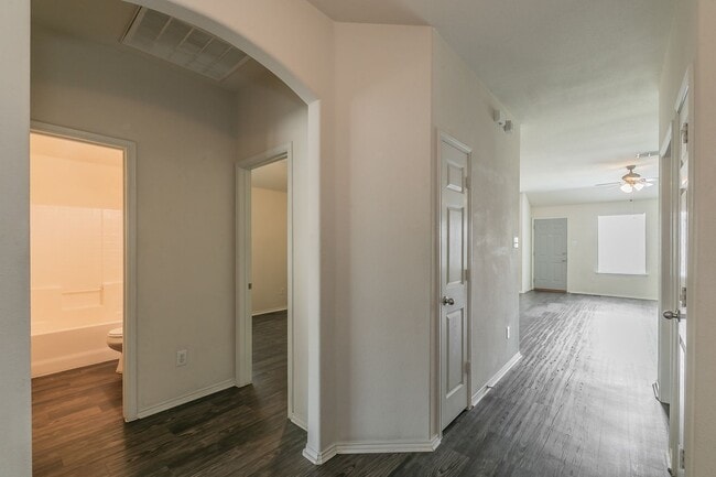Building Photo - Lovely 3 bedroom, 2 bath home in north For...