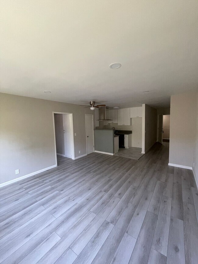 Foto del edificio - 1 Month Free! Fully Renovated 1-Bedroom Ap...