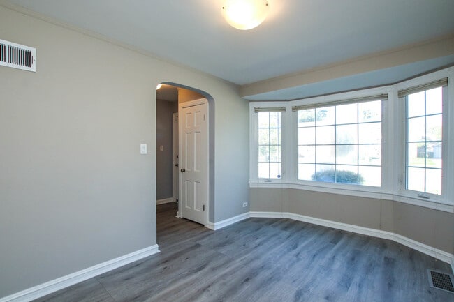 Foto del edificio - 5815 N Canfield Ave