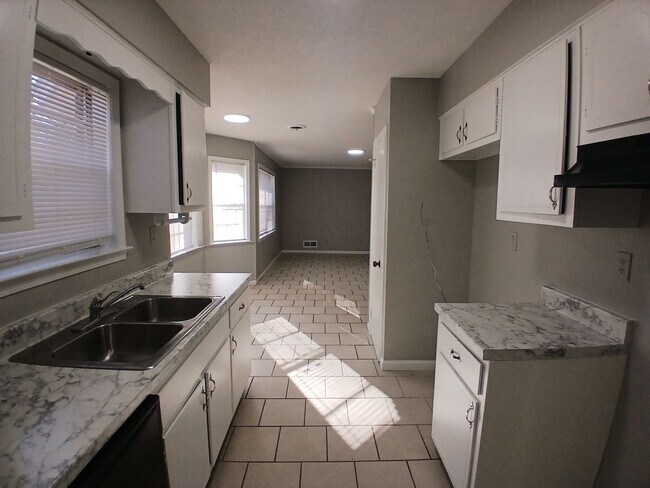 Foto del edificio - Beautifully Renovated 3 bedroom 2.5 bath Home - Open To Section 8