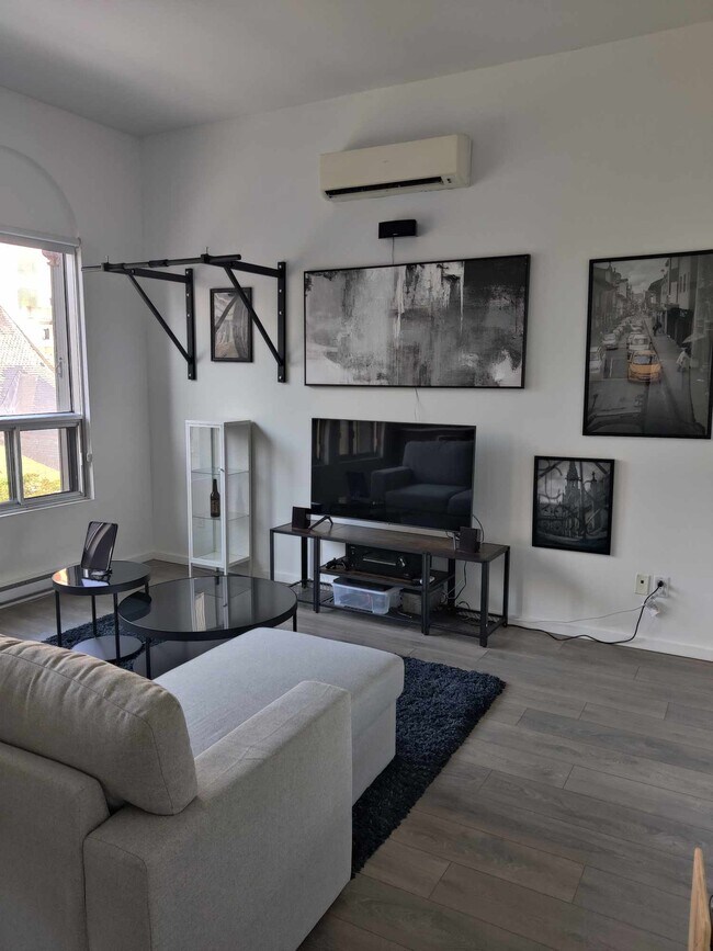 Photo du bâtiment - 1300 Rue Bishop