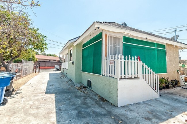 Building Photo - 2623 Barranca St