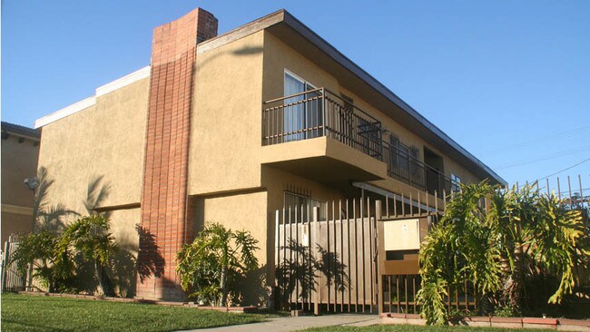 Foto del edificio - 5631 W Jefferson Blvd