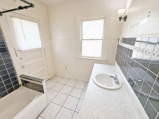 Building Photo - 3 BED 1 BATH BEAUTIFUL SINGLE FAMILY HOME