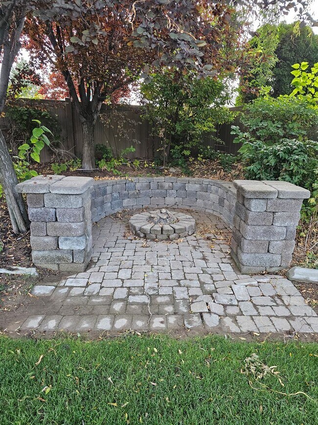 Building Photo - Townhouse located near Canyon Rim Parkway ...