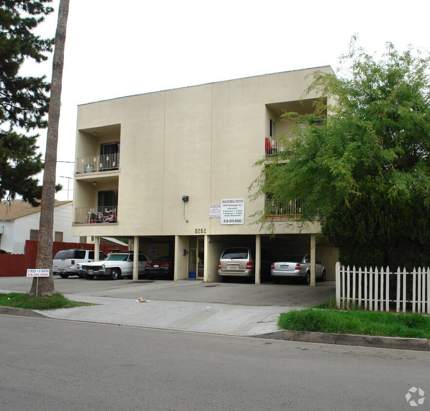 obstrucción frontal por los árboles. Vista posterior demasiado estrecha para una imagen clara. Este es la mejor opción alternativa posible. - 5252 Hermitage Ave