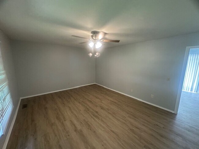 Building Photo - Spacious 3-Bedroom Home with Great Outdoor...