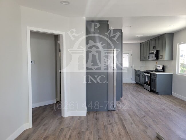 Building Photo - 13872-13874 Saranac Dr