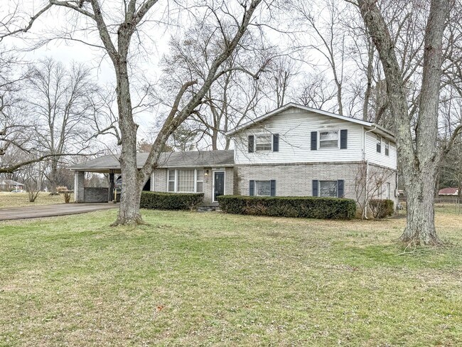 Building Photo - 702 Belaire Dr