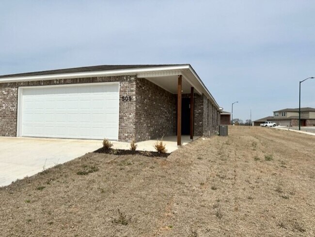 Building Photo - *Pre-leasing* Three Bedroom | Two Bathroom...